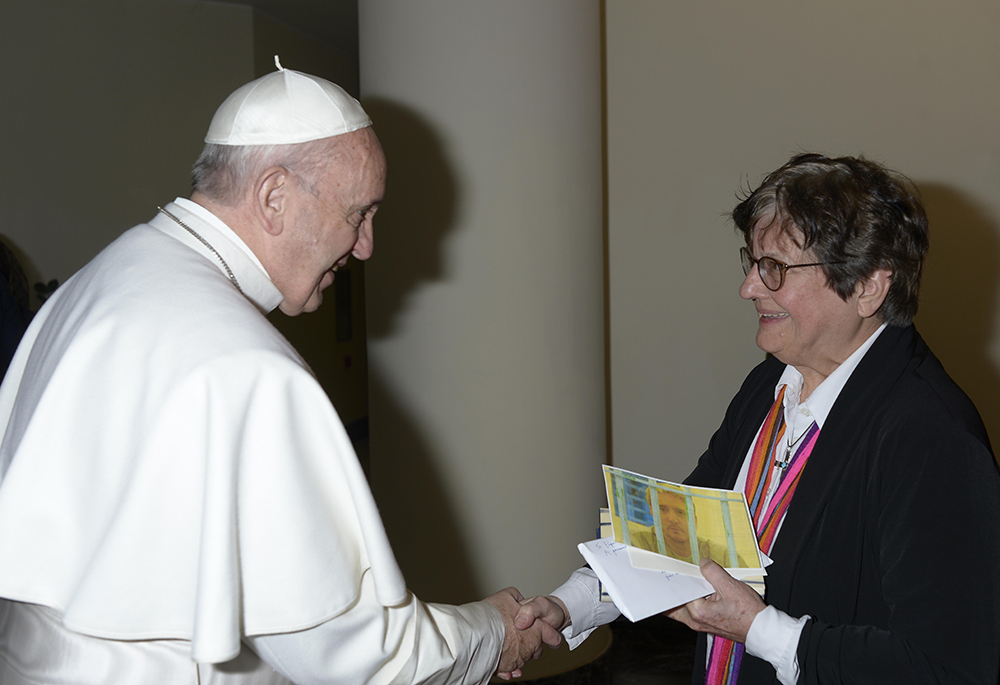 El papa Francisco (†) se reúne con la Hna. Helen Prejean, quien  ha trabajado en el ministerio de prisiones y contra la pena de muerte durante décadas, después de su misa matutina en la Domus Sanctae Marthae, en el Vaticano, el 21 de enero de 2016. El papa preguntó a Prejean sobre el caso de Richard Masterson, un hombre de Texas que había sido ejecutado el día anterior. (Foto: CNS/L'Osservatore Romano)