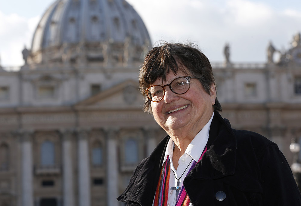 La Hna. Helen Prejean, quien  lleva décadas trabajando en la pastoral penitenciaria y contra la pena de muerte, aparece en una imagen en la Plaza de San Pedro, el 21 de enero de 2016, en el Vaticano. (Foto: CNS/Paul Haring)