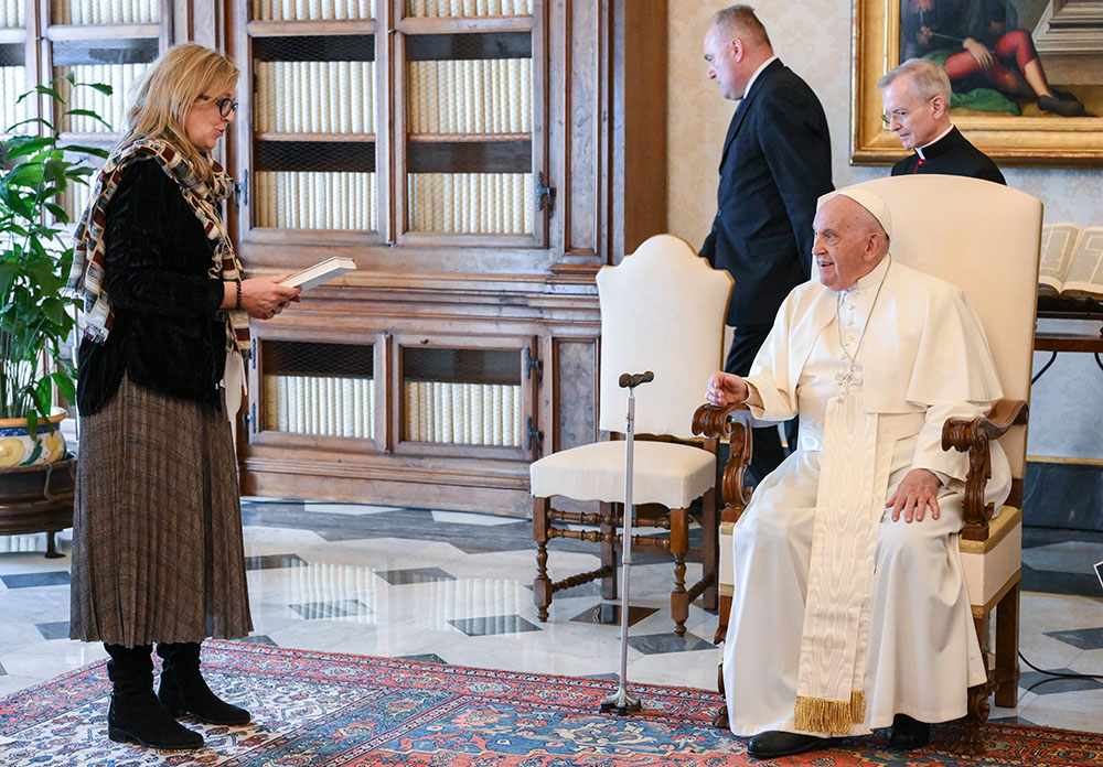 El papa Francisco escucha a la Hna. Maeve Heaney, directora del Centro Xavier de Teología de la Universidad Católica Australiana, que le habla en nombre de la Red Internacional de Sociedades de Teología Católica en la biblioteca del Palacio Apostólico en el Vaticano, el 10 de mayo de 2024. (Foto: CNS/Vatican Media) El papa Francisco escucha a la Hna. Maeve Heaney, directora del Centro Xavier de Teología de la Universidad Católica Australiana, que le habla en nombre de la Red Internacional de Sociedades de Teología Católica en la biblioteca del Palacio Apostólico en el Vaticano, el 10 de mayo de 2024. (Foto: CNS/Vatican Media)