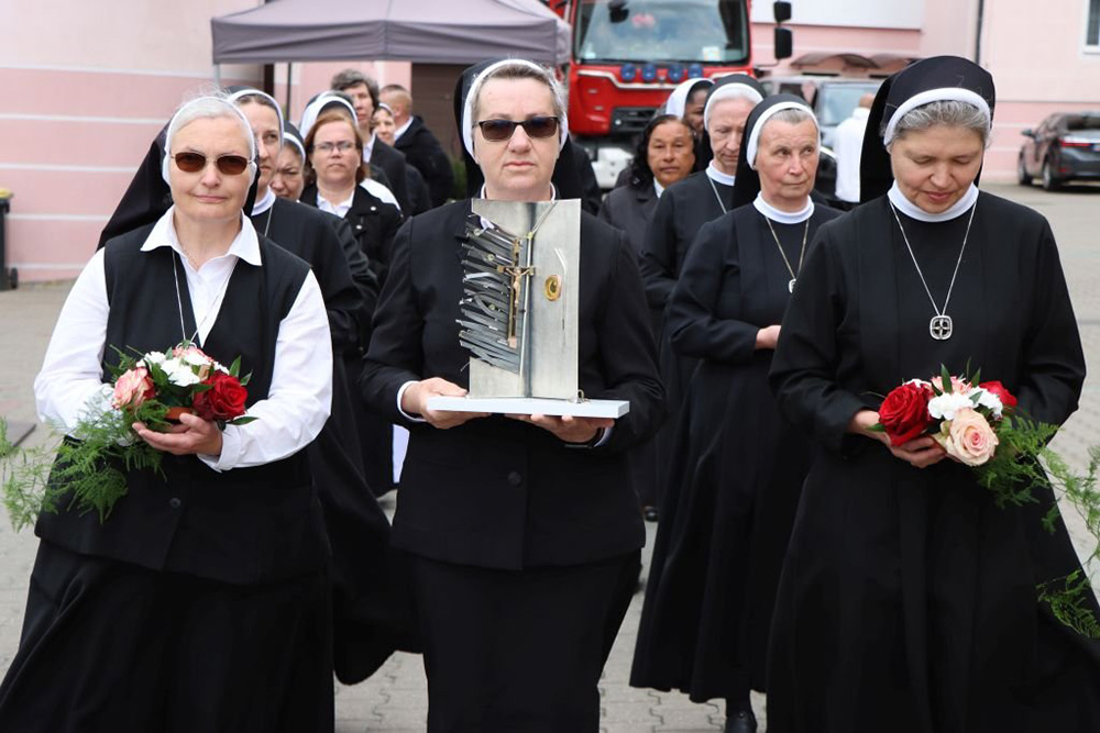 A nun carries the reliquary during a ceremony on May 31, 2025, in Braniewo, Poland, as the church beatifies 15 nuns from the Congregation of St. Catherine Virgin and Martyr, martyred in 1945. (OSV News/Courtesy of Polish bishops' conference)