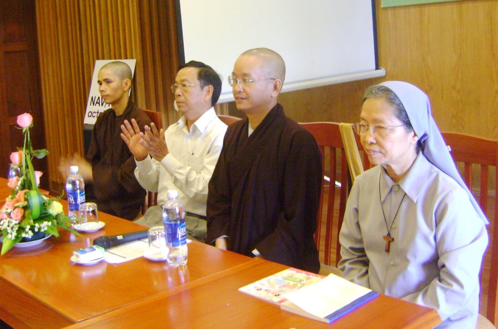 Sr. Mary Consolata Bui Thi Bong, Buddhist monks and others meet for social work at Hai Duc Pagoda in Hue in October 2024. (GSR photo)