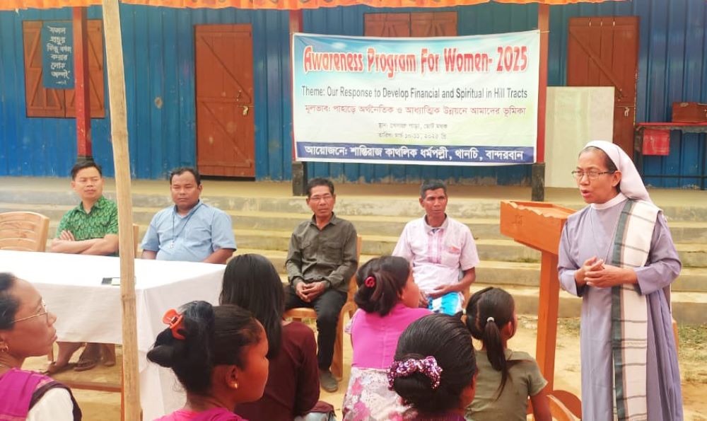 La Hna. Zita Rema visitó a mujeres indígenas en el distrito montañoso de Bandarban, Bangladés, durante un seminario de sensibilización. (Foto: cortesía Zita Rema) La Hna. Zita Rema visitó a mujeres indígenas en el distrito montañoso de Bandarban, Bangladés, durante un seminario de sensibilización. (Foto: cortesía Zita Rema)