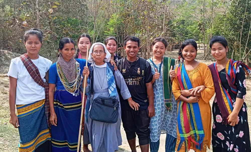 Como parte de un programa de sensibilización contra la trata de personas, la Hna. Zita Rema visitó a jóvenes de una aldea indígena de Bangladés. (Foto: cortesía Zita Rema) Como parte de un programa de sensibilización contra la trata de personas, la Hna. Zita Rema visitó a jóvenes de una aldea indígena de Bangladés. (Foto: cortesía Zita Rema)