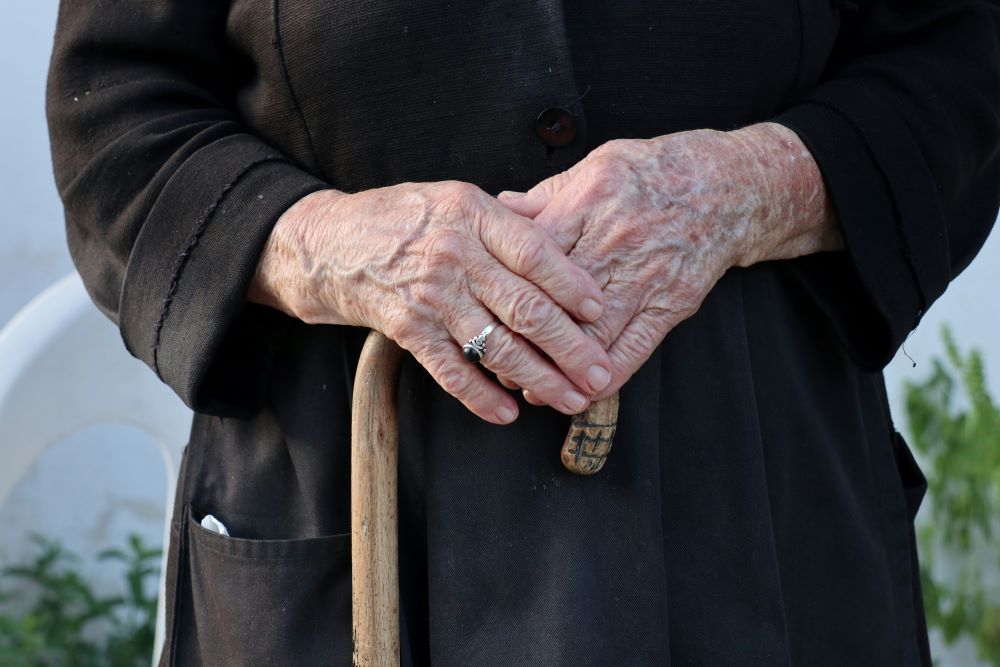 hands hold cane
