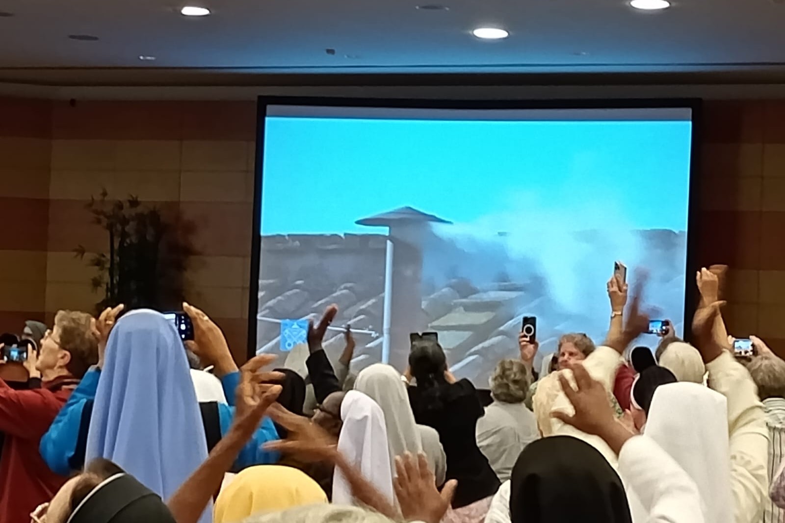 Las asistentes a la plenaria de la UISG celebran al ver la fumata blanca durante la  misa de acción de gracias el 08 de mayo del 2025. (Foto: Lucía de Luca)