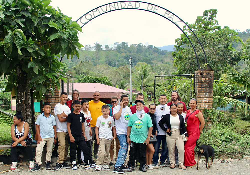 En la entrada a la Comunidad de Paz de San José de Apartadó, Colombia, un grupo espera un autobús. (Foto: Tracy L. Barnett) En la entrada a la Comunidad de Paz de San José de Apartadó, Colombia, un grupo espera un autobús. (Foto: Tracy L. Barnett)