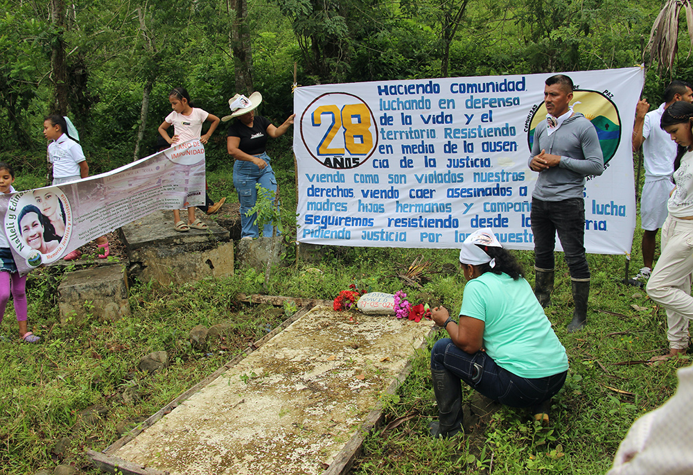 El líder comunitario Germán Gracianos (derecha) habla en la tumba de Édinson David el 23 de marzo de 2025. La Comunidad de Paz de San José de Apartadó, Colombia, inició la celebración de su 28.º aniversario con una peregrinación a las tumbas de dos miembros asesinados en 2024. (Foto: Tracy L. Barnett) El líder comunitario Germán Gracianos (derecha) habla en la tumba de Édinson David el 23 de marzo de 2025. La Comunidad de Paz de San José de Apartadó, Colombia, inició la celebración de su 28.º aniversario con una peregrinación a las tumbas de dos miembros asesinados en 2024. (Foto: Tracy L. Barnett)