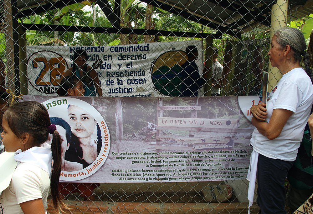 La Hna. Mariela Beltrán aparece el 23 de marzo de 2025 junto a la tumba de Nallely Sepúlveda durante el servicio conmemorativo de esta y de Édinson David, dos miembros de la Comunidad de Paz de San José de Apartadó asesinados en 2024 en La Esperanza. (Foto: Tracy L. Barnett) La Hna. Mariela Beltrán aparece el 23 de marzo de 2025 junto a la tumba de Nallely Sepúlveda durante el servicio conmemorativo de esta y de Édinson David, dos miembros de la Comunidad de Paz de San José de Apartadó asesinados en 2024 en La Esperanza. (Foto: Tracy L. Barnett)