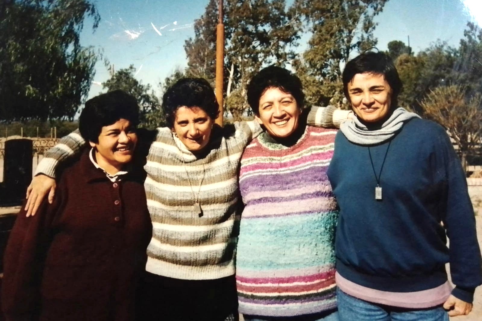 María Etelvina González, primera de izquierda a derecha, con sus compañeras de formación durante una experiencia comunitaria en La Rioja, Argentina. (Foto: cortesía María Etelvina González)