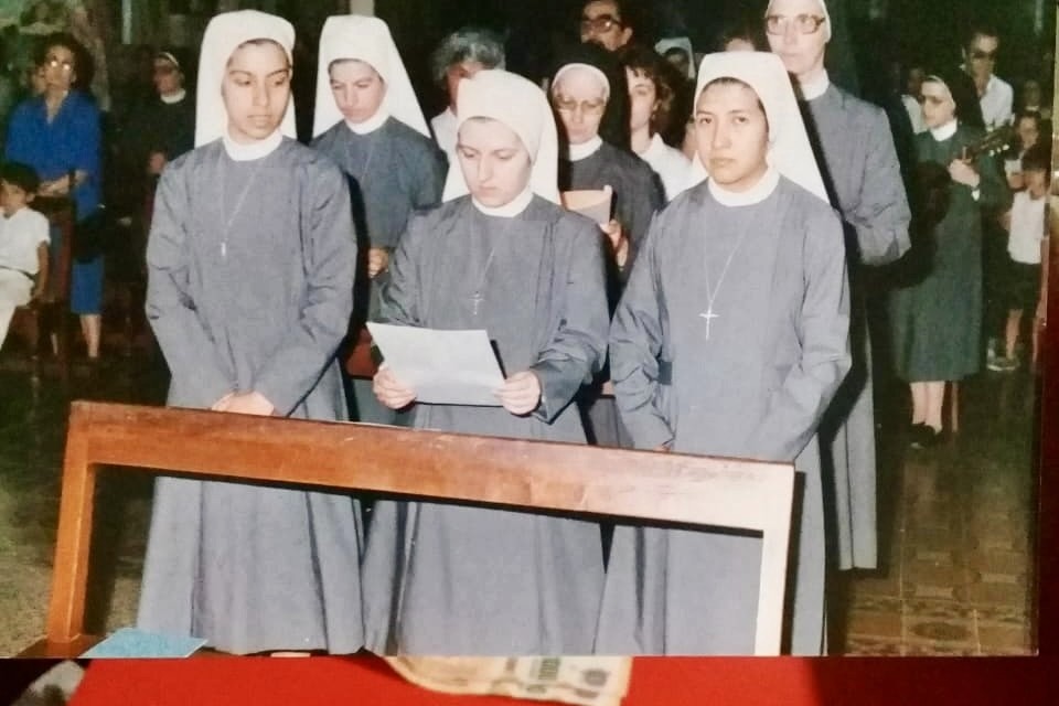 Liliana Graciela Andrada, en la primera fila al frente, de izquierda a derecha, durante la celebración de ingreso al noviciado en la Casa Madre de Hermanas Terciarias Misioneras Franciscanas en Córdoba, Argentina, el 2 de febrero de 1986. (Foto: cortesía Liliana Andrada)