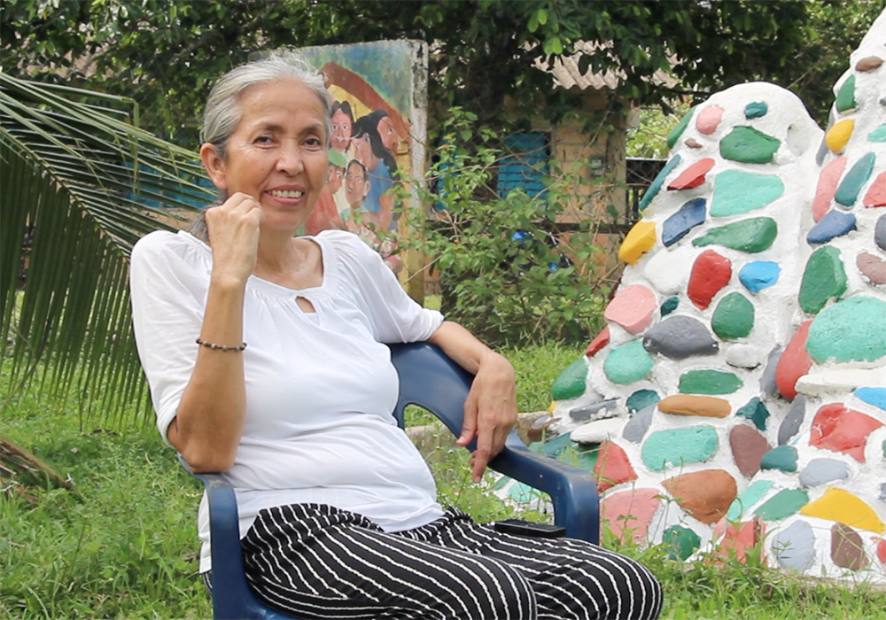"Por cada intento de eliminarlos, ellos han respondido", dijo Mariela Beltrán, una hermana católica que acompaña a la Comunidad de Paz desde hace más de dos décadas. "Y su respuesta es vivir cada día en la forma de vida soberana que han elegido", apuntó. La religiosa aparece en la foto de la Comunidad de Paz de San José de Apartadó, Colombia. (Foto: Tracy L. Barnett) "Por cada intento de eliminarlos, ellos han respondido", dijo Mariela Beltrán, una hermana católica que acompaña a la Comunidad de Paz desde hace más de dos décadas. "Y su respuesta es vivir cada día en la forma de vida soberana que han elegido", apuntó. La religiosa aparece en la foto de la Comunidad de Paz de San José de Apartadó, Colombia. (Foto: Tracy L. Barnett)