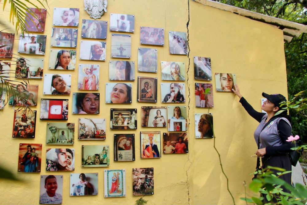 Carmen Jiménez points to the Comuna 13 cemetery's wall of portraits.  Carmen Jiménez points to the Comuna 13 cemetery's wall of portraits.