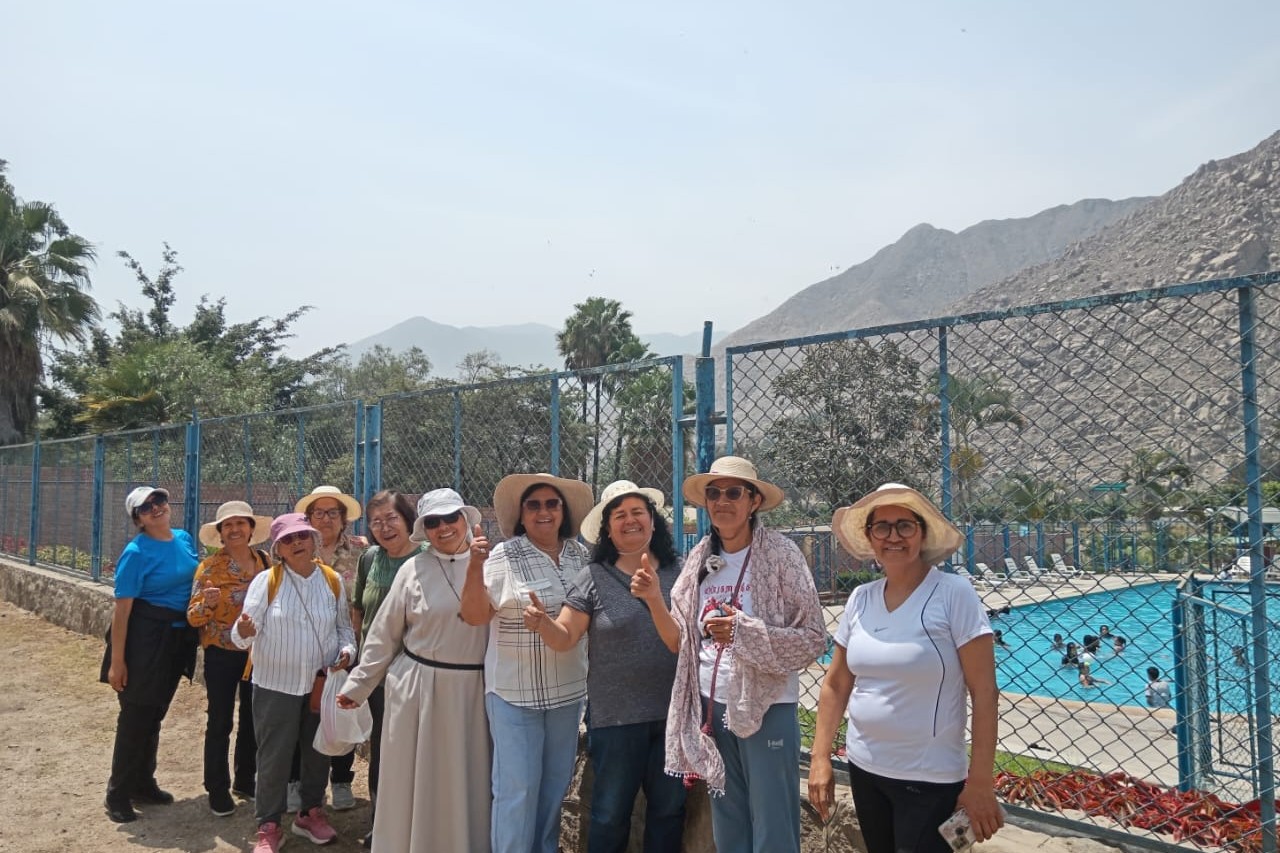 Salida recreativa de las hermanas del Monasterio de la Encarnación con algunas participantes de los 'talleres de retorno al corazón'. (Foto: cortesía Marlene Quispe, OSA) Salida recreativa de las hermanas del Monasterio de la Encarnación con algunas participantes de los 'talleres de retorno al corazón'. (Foto: cortesía Marlene Quispe, OSA)