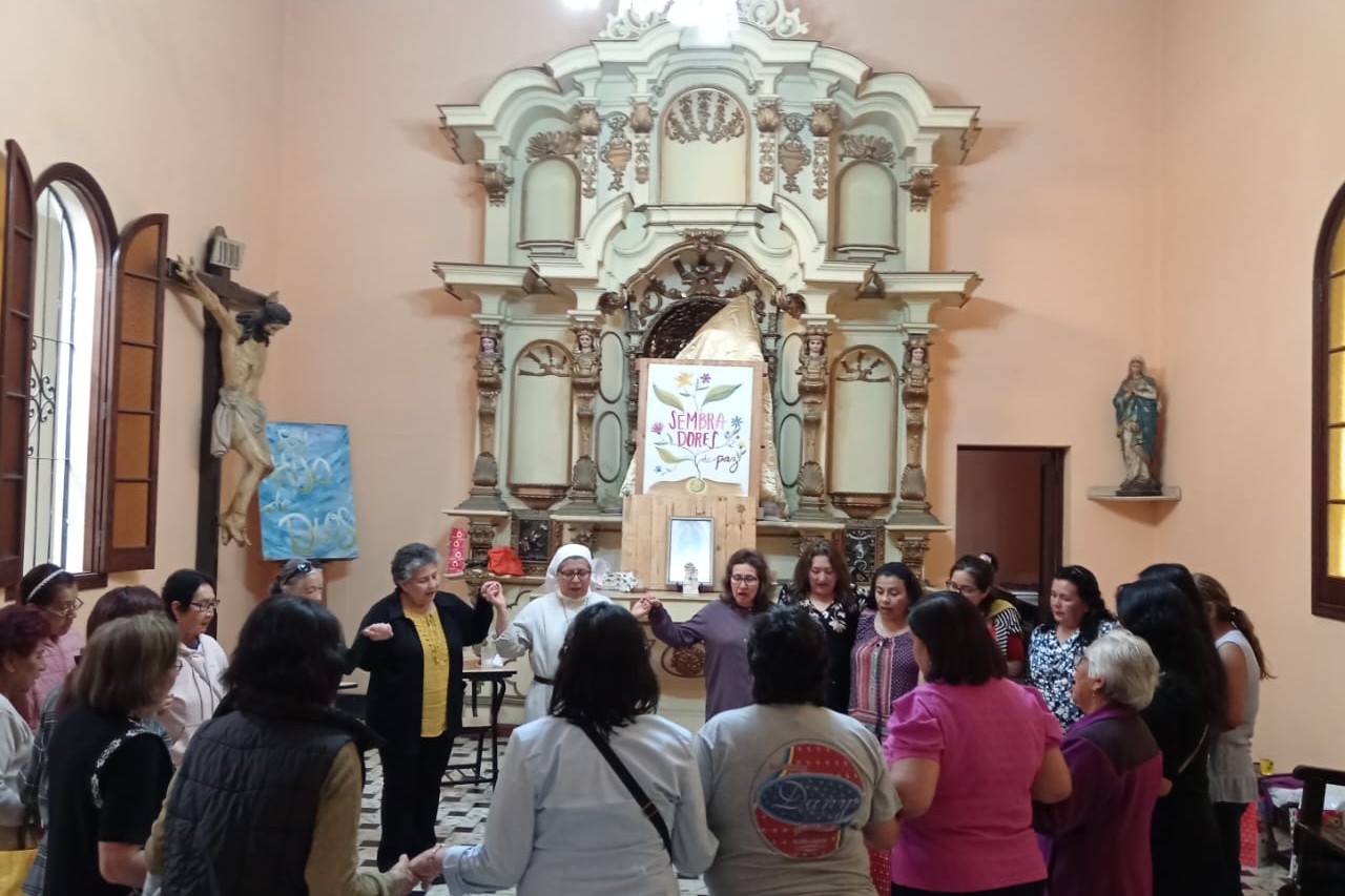 Visita a la capilla con algunas participantes de los 'talleres de retorno al corazón'. (Foto: cortesía Marlene Quispe, OSA) Visita a la capilla con algunas participantes de los 'talleres de retorno al corazón'. (Foto: cortesía Marlene Quispe, OSA)