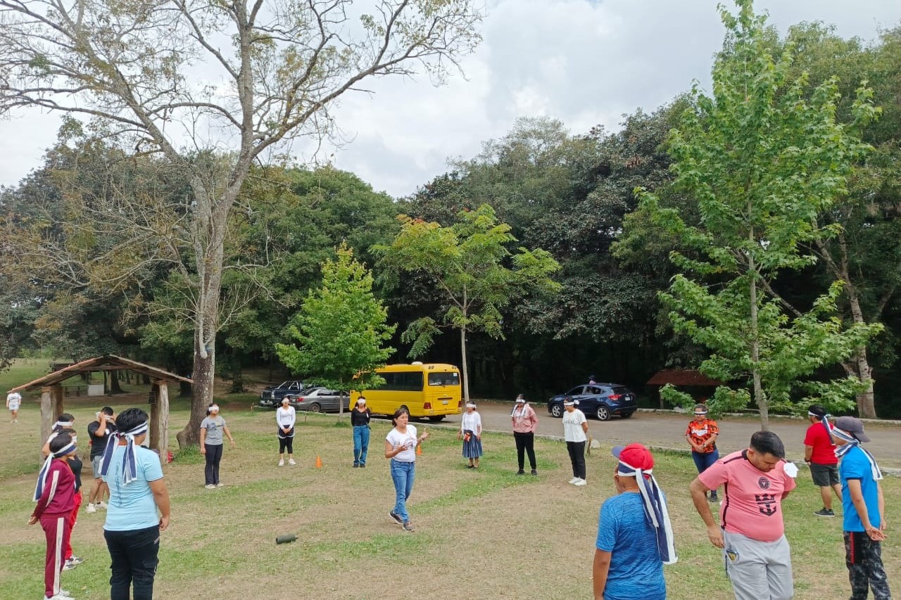 Jóvenes del grupo juvenil Seguimiento de Jesús celebran un encuentro con Cristo Resucitado en el Parque Florencia, Antigua Guatemala, el 24 de junio de 2025. ( Foto: cortesía Dora Tupil)  Jóvenes del grupo juvenil Seguimiento de Jesús celebran un encuentro con Cristo Resucitado en el Parque Florencia, Antigua Guatemala, el 24 de junio de 2025. ( Foto: cortesía Dora Tupil)