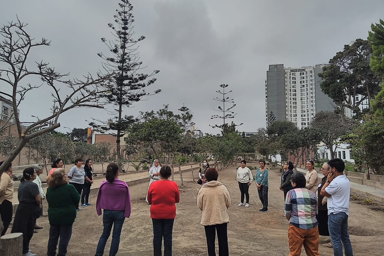 Las mujeres participantes del 'taller retorno al corazón' se preparan para una actividad en el patio del Monasterio de la Encarnación, en Lima, Perú. (Foto: cortesía Marlene Quispe, OSA) Las mujeres participantes del 'taller retorno al corazón' se preparan para una actividad en el patio del Monasterio de la Encarnación, en Lima, Perú. (Foto: cortesía Marlene Quispe, OSA)