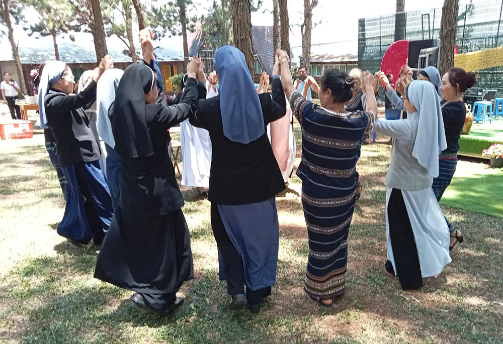 Sisters and Chu Ru ethnic villagers perform a traditional dance at Ka Don Church in Lam Dong province on April 6. (Courtesy photo)