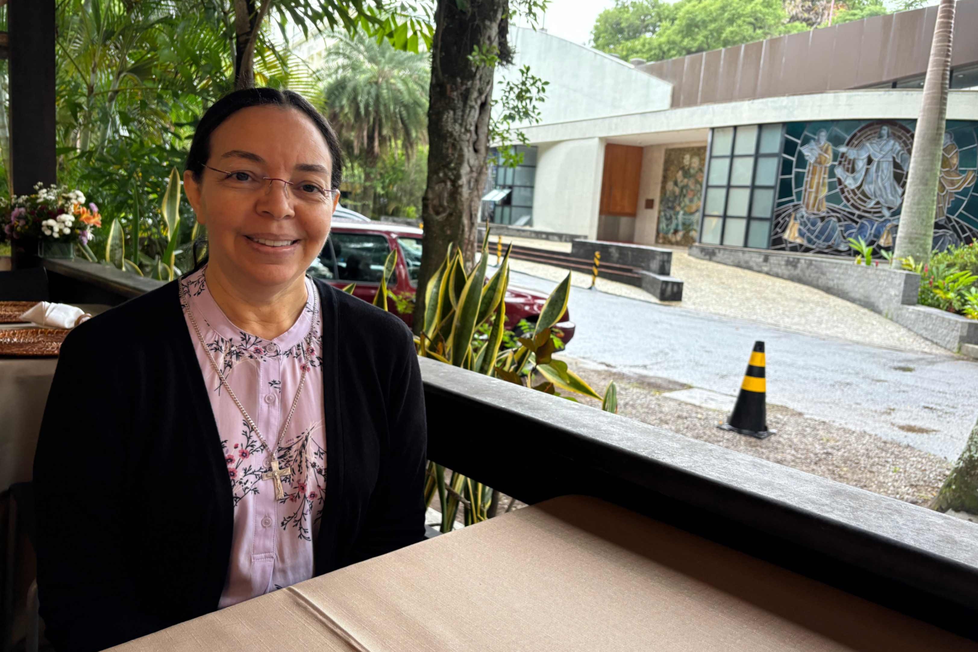 La hermana salesiana Ana Julia Suriel Sánchez durante la Conferencia Iberoamericana de Rectores de Universidades, celebrando el décimo aniversario de Laudato Si', del 20 al 25 de mayo en Río de Janeiro, Brasil. (Foto: GSR en español/Luis Donaldo González)   La hermana salesiana Ana Julia Suriel Sánchez durante la Conferencia Iberoamericana de Rectores de Universidades, celebrando el décimo aniversario de Laudato Si', del 20 al 25 de mayo en Río de Janeiro, Brasil. (Foto: GSR en español/Luis Donaldo González)