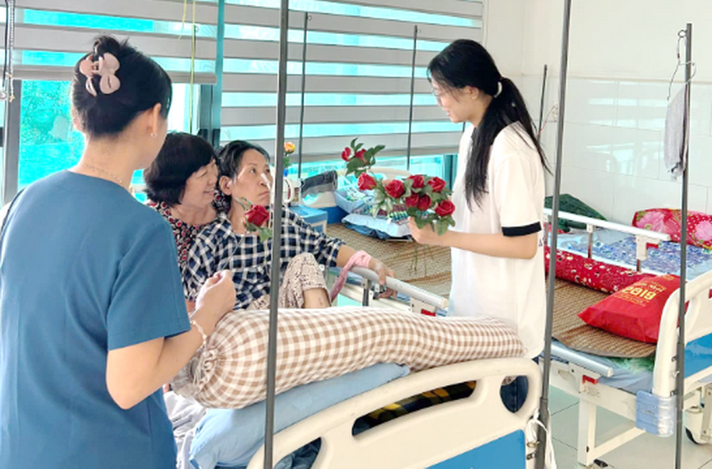 Sister hands roses to patient. Sister hands roses to patient.