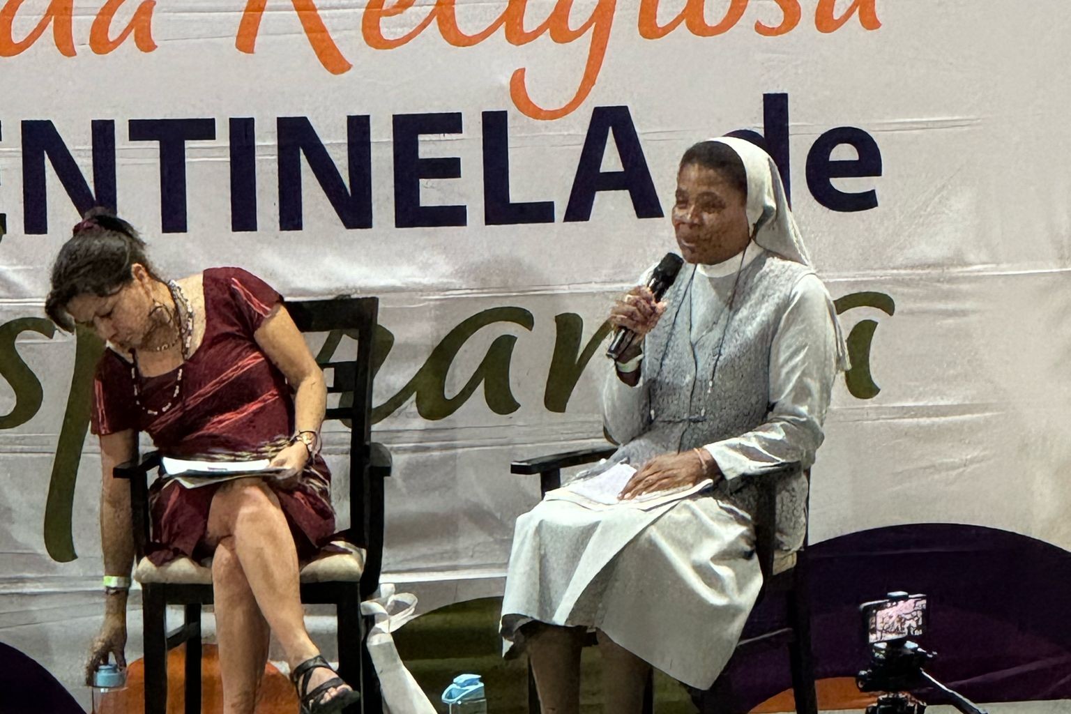Sr. Blanca Mezaspeaks with members of the Fifth Latin American and Caribbean Congress on Religious Life in Córdoba, Argentina.