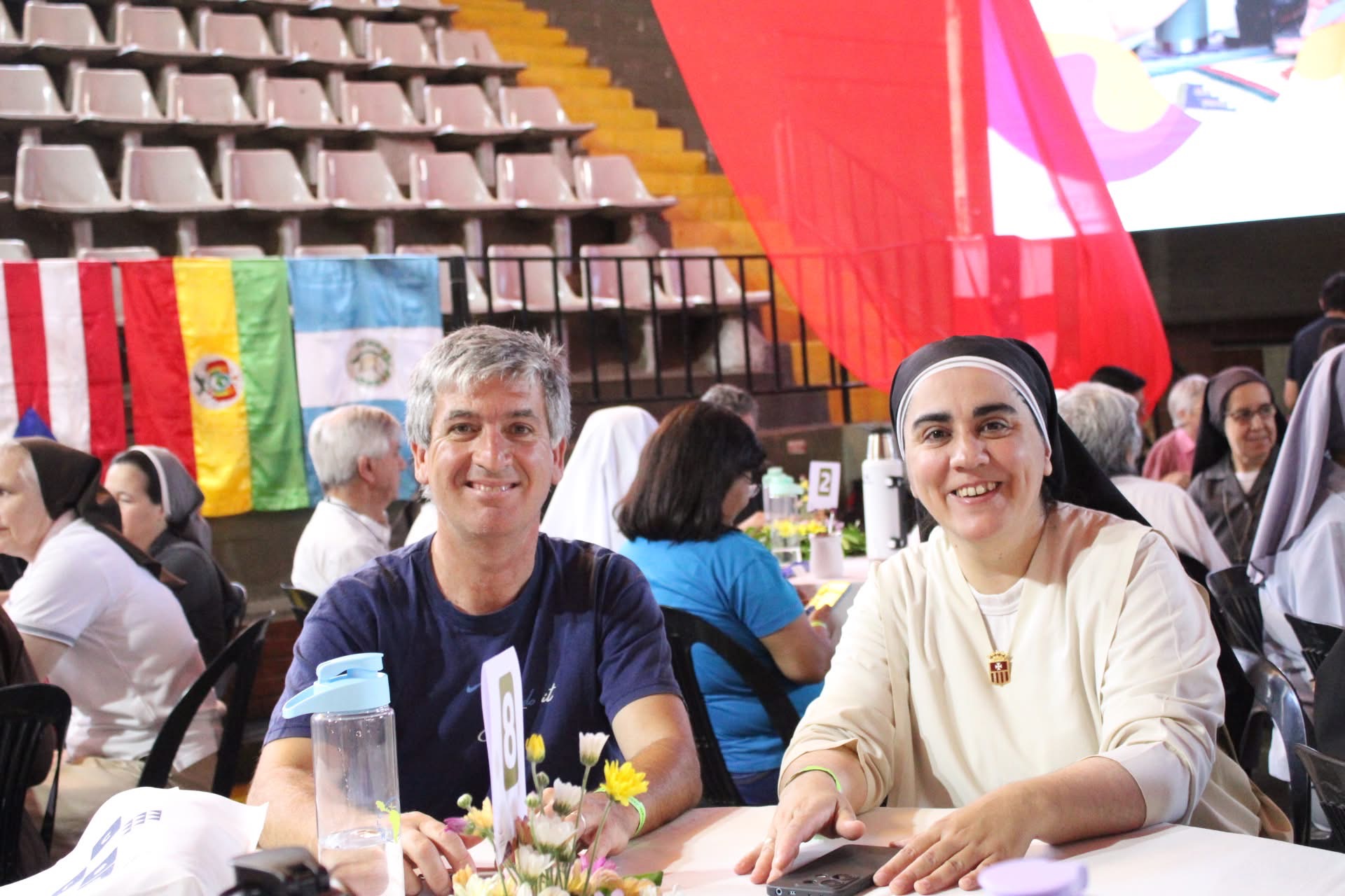 La Hna. Adriana Pérez, mercedaria del Niño Jesús, y el padre Wálter Gómez, de la Fraternidad Mariana, durante el V Congreso Latinoamericano y Caribeño de Vida Religiosa en Córdoba, Argentina. (Foto: GSR/Helga Leija) La Hna. Adriana Pérez, mercedaria del Niño Jesús, y el padre Wálter Gómez, de la Fraternidad Mariana, durante el V Congreso Latinoamericano y Caribeño de Vida Religiosa en Córdoba, Argentina. (Foto: GSR/Helga Leija)