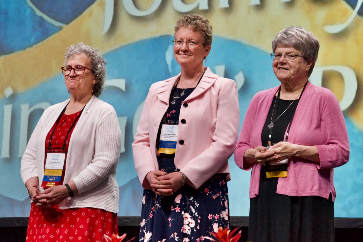 El equipo presidencial de LCWR 2025-2026, de izquierda a derecha: la presidenta electa, Hna. Debra Sciano; la presidenta, Hna. Vicky Larson; y la expresidenta, Hna. Kathy Brazda (foto de GSR/Dan Stockman) El equipo presidencial de LCWR 2025-2026, de izquierda a derecha: la presidenta electa, Hna. Debra Sciano; la presidenta, Hna. Vicky Larson; y la expresidenta, Hna. Kathy Brazda (foto de GSR/Dan Stockman)