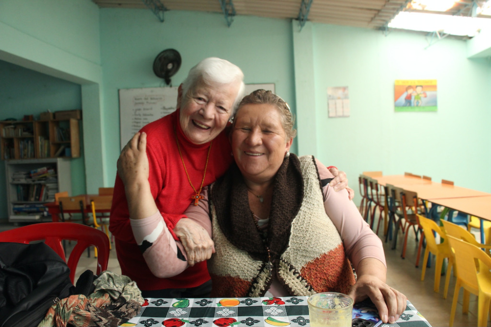 La Hna. Maritze Trigos abraza a Cecilia Arenas, de las Madres de Soacha, una vieja amiga a la que llama "una gran luchadora". (Foto: Tracy Barnett) La Hna. Maritze Trigos abraza a Cecilia Arenas, de las Madres de Soacha, una vieja amiga a la que llama "una gran luchadora". (Foto: Tracy Barnett)