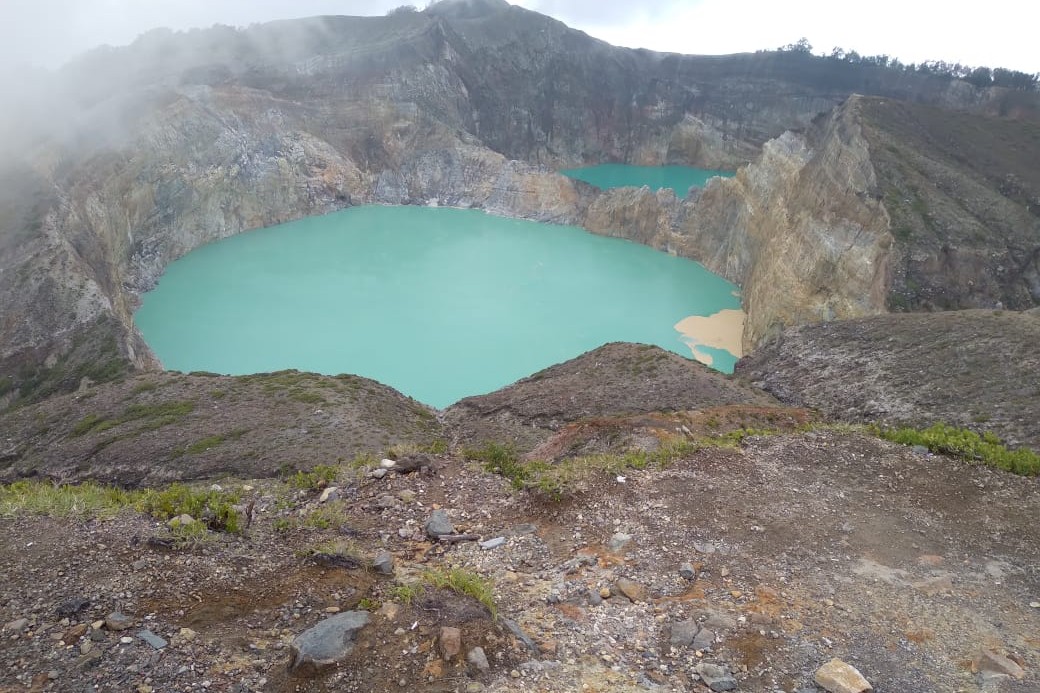 El lago del cráter Kelimutu, conocido por sus aguas de colores cambiantes, en el monte Kelimutu, isla de Flores, Indonesia. (Foto: cortesía Maura Aranguren) El lago del cráter Kelimutu, conocido por sus aguas de colores cambiantes, en el monte Kelimutu, isla de Flores, Indonesia. (Foto: cortesía Maura Aranguren)