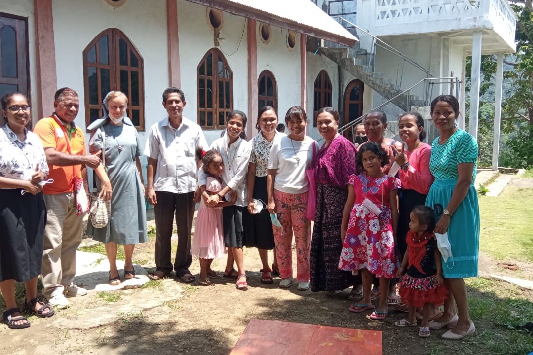 Maura Aranguren, de blusa blanca y pantalón rosado, junto a religiosas de la Congregación de Hermanas de Nuestra Señora de la Consolación y laicos de la isla de Flores, Indonesia, durante los primeros meses de la nueva misión en 2021. (Foto: cortesía Maura Aranguren) Maura Aranguren, de blusa blanca y pantalón rosado, junto a religiosas de la Congregación de Hermanas de Nuestra Señora de la Consolación y laicos de la isla de Flores, Indonesia, durante los primeros meses de la nueva misión en 2021. (Foto: cortesía Maura Aranguren)