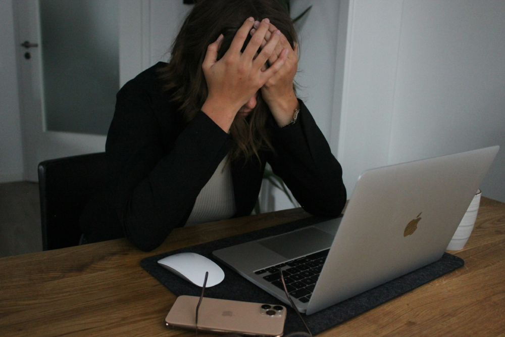 (Unsplash/SEO Galaxy) Stressed office worker