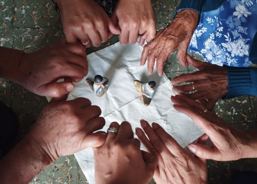 Las manos de mujeres de diversas generaciones se unen como símbolo del compromiso de tejer juntas sororidad en medio de la violencia que se vive en la vecindad.. (Foto: Vuelo en V)