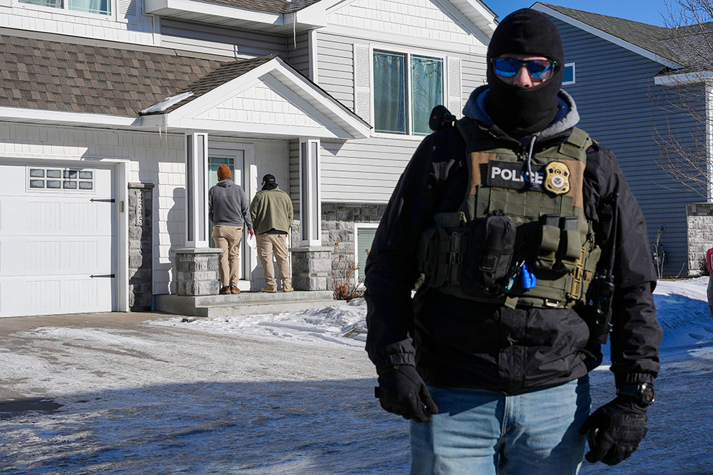 Federal agents knock on the door of a residence Jan. 28, 2026, in Blaine, Minn. (AP/Adam Gray)