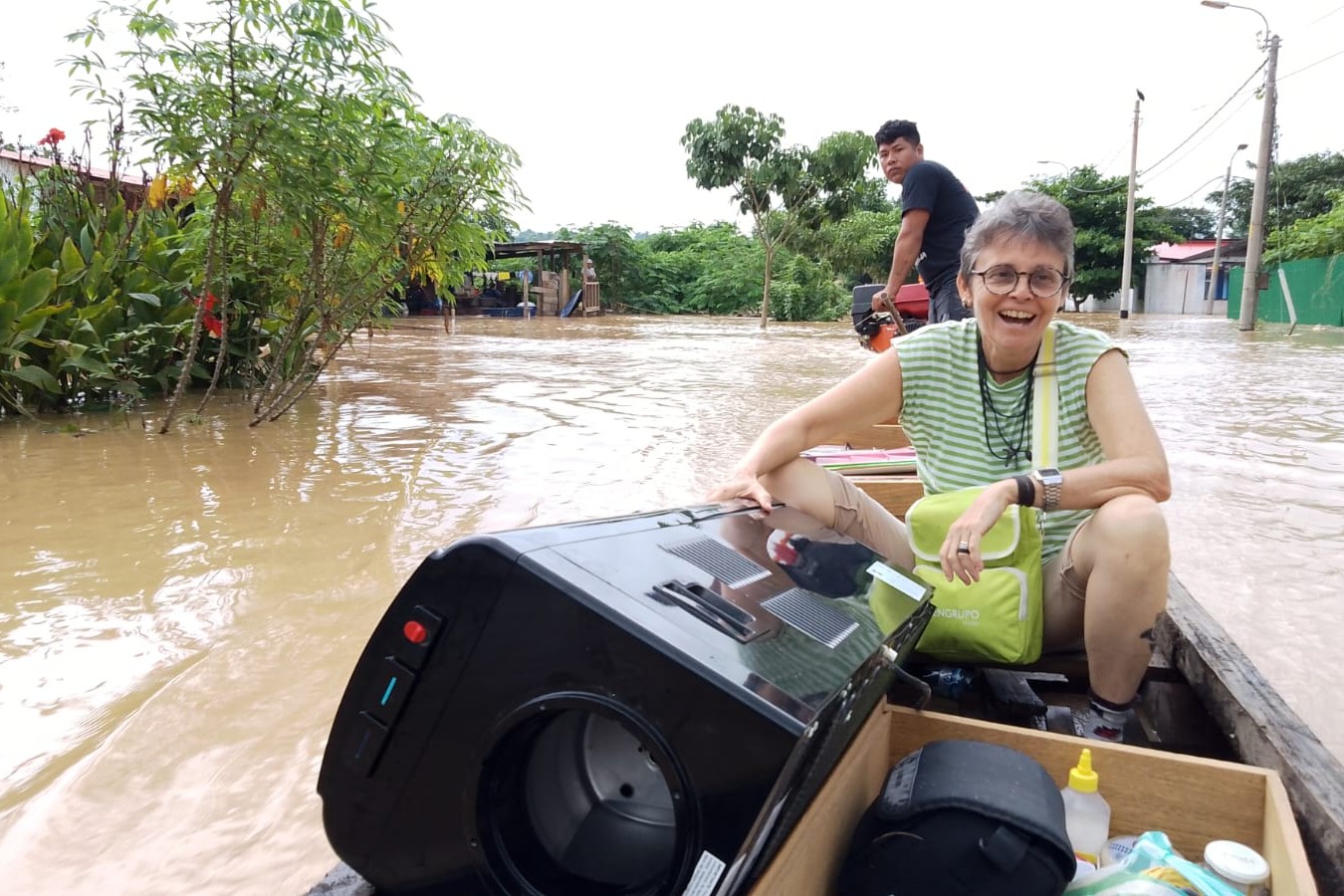 La Hna. María Eugenia Lloris cruza el río Juruá en Tarauacá, estado de Acre, en la región amazónica de Brasil, mientras se dirige a la asamblea del pueblo madihá. (Foto: cortesía María E. Lloris)