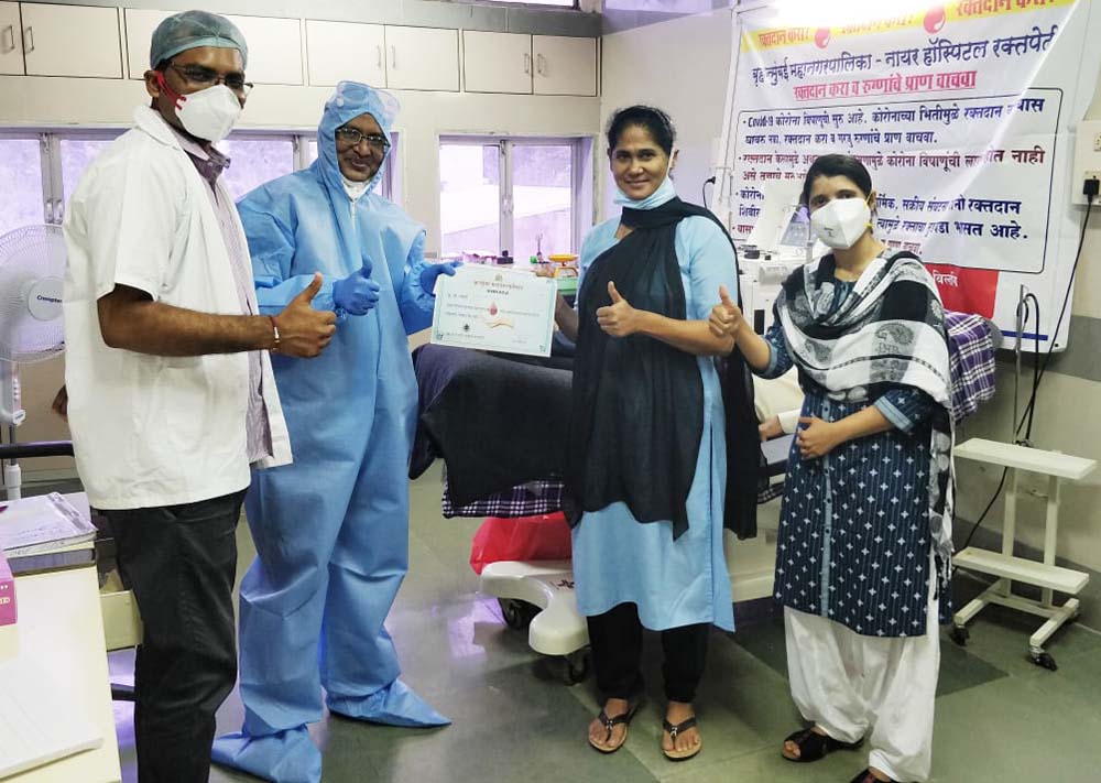 Holy Spirit Sr. Sneha Joseph, second from right, celebrates with hospital staff at Nair hospital after donating her plasma to treat COVID-19 patients in Mumbai. (Provided photo) Holy Spirit Sr. Sneha Joseph, second from right, celebrates with hospital staff at Nair hospital after donating her plasma to treat COVID-19 patients in Mumbai. (Provided photo)