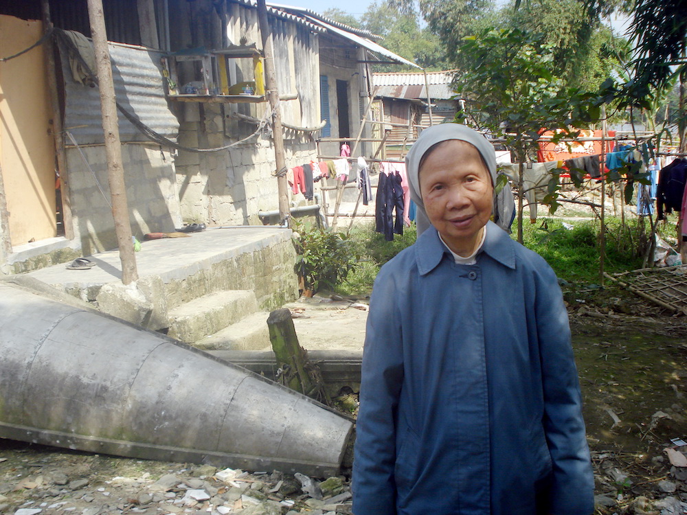 St. Paul de Chartres Sr. Ephrem Nguyen Thi Luu, 76, visits poor families who live on river banks in Hue City. (Peter Nguyen) St. Paul de Chartres Sr. Ephrem Nguyen Thi Luu, 76, visits poor families who live on river banks in Hue City. (Peter Nguyen)