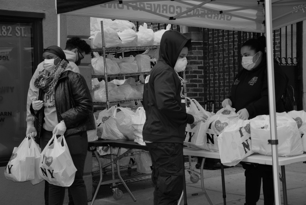 Volunteers pass out food in Washington Heights, Manhattan, New York. (Catholic Charities Community Services/Rafaelina Tineo) Volunteers pass out food in Washington Heights, Manhattan, New York. (Catholic Charities Community Services/Rafaelina Tineo)
