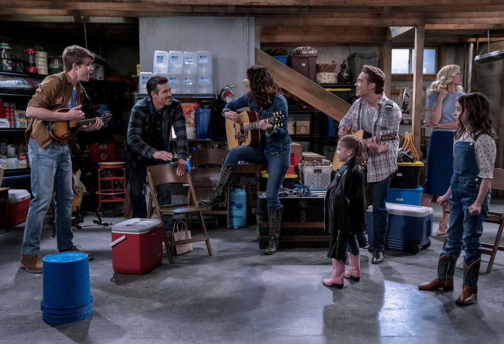 From left: Jamie Martin Mann as Brody, Eddie Cibrian as Beau, Katharine McPhee as Bailey, Pyper Braun as Chloe, Ricardo Hurtado as Tuck, Janet Varney as Summer, and Shiloh Verrico as Cassidy in the first episode of "Country Comfort" (Netflix © 2021) From left: Jamie Martin Mann as Brody, Eddie Cibrian as Beau, Katharine McPhee as Bailey, Pyper Braun as Chloe, Ricardo Hurtado as Tuck, Janet Varney as Summer, and Shiloh Verrico as Cassidy in the first episode of "Country Comfort" (Netflix © 2021)