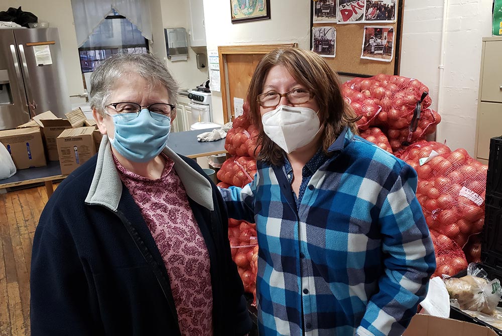 Sr. Antonina Avitabile of the Missionary Sisters of the Sacred Heart of Jesus, left, and Margarita Tlaseca Vides regularly volunteer at the food pantry at Cabrini Immigrant Services. (GSR photo/Chris Herlinger) Sr. Antonina Avitabile of the Missionary Sisters of the Sacred Heart of Jesus, left, and Margarita Tlaseca Vides regularly volunteer at the food pantry at Cabrini Immigrant Services. (GSR photo/Chris Herlinger)