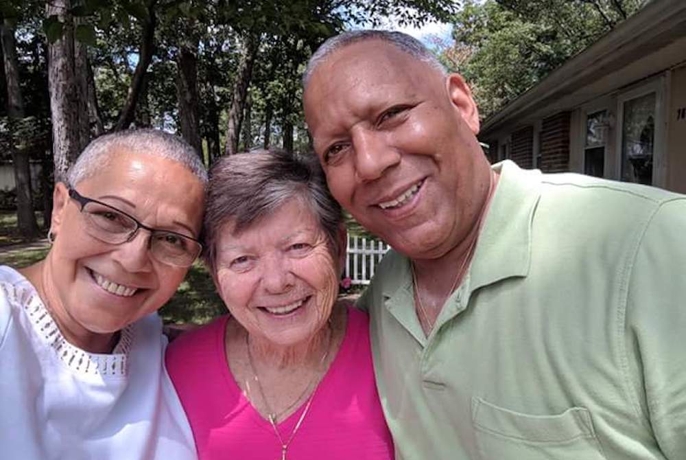 La Hna. dominica Liz Engel, en el centro, conoció a Liddy Olano, a la izquierda, en St. Dominic's Home, un orfanato de Blauvelt, Nueva York, donde ejerció su ministerio. "A Liddy la considero mi hija. Se relaciona conmigo como su madre, y su hija se relaciona conmigo como una abuela. Me conocen como hermana, pero yo les transmito eso", explicó Engel. Como Olano nunca fue legalmente dada en adopción tras la muerte de su único progenitor, Engel asumió ese papel de forma no oficial. Olano conoció a su marido Joseph, a la derecha, en un acto para antiguos alumnos del hogar. (Foto: cortesía Liz Engel) La Hna. dominica Liz Engel, en el centro, conoció a Liddy Olano, a la izquierda, en St. Dominic's Home, un orfanato de Blauvelt, Nueva York, donde ejerció su ministerio. "A Liddy la considero mi hija. Se relaciona conmigo como su madre, y su hija se relaciona conmigo como una abuela. Me conocen como hermana, pero yo les transmito eso", explicó Engel. Como Olano nunca fue legalmente dada en adopción tras la muerte de su único progenitor, Engel asumió ese papel de forma no oficial. Olano conoció a su marido J