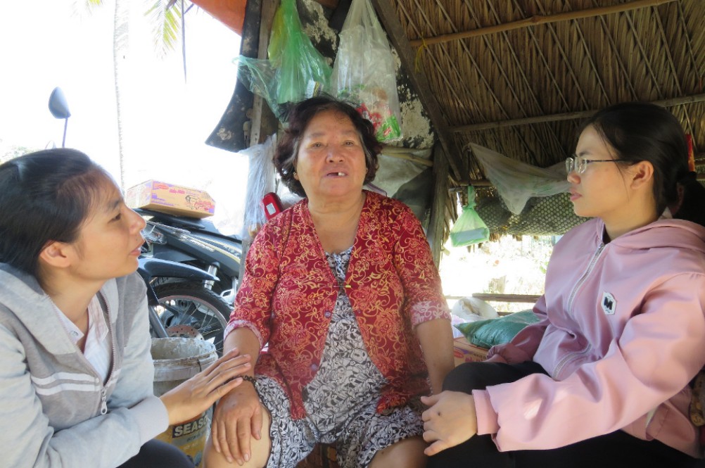 Temporary professed sisters visit the sick and the poor on weekends. (Nguyen) Temporary professed sisters visit the sick and the poor on weekends. (Nguyen)