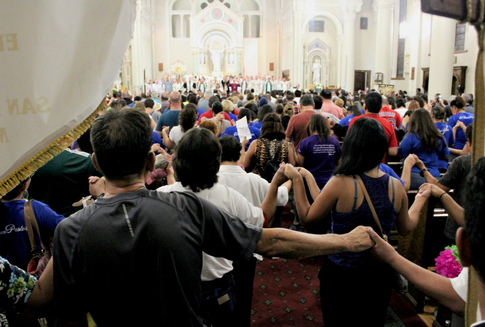 Joining hands, an overflow crowd prays for migrants and refugees during a July 20 evening service at St. Patrick Cathedral in El Paso, Texas. (MVO Photography/Lulu Olvera) Joining hands, an overflow crowd prays for migrants and refugees during a July 20 evening service at St. Patrick Cathedral in El Paso, Texas. (MVO Photography/Lulu Olvera)