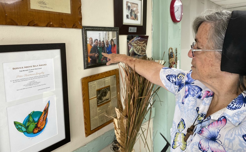 Galería en Hogar del Buen Pastor de San Juan de Puerto Rico El Hogar del Buen Pastor de San Juan de Puerto Rico tiene una galería con artículos enmarcados sobre este centro y fotos grupales de los residentes. Aquí, la Hna. Rosemarie González recuerda a un grupo de personas, algunas de ellas ya fallecidas, que montaron un negocio juntas. (Foto: GSR/Soli Salgado)