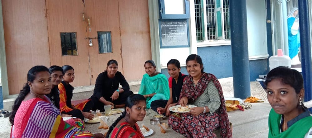 St. Alphonsa youth group members share lunch (Robancy A. Helen)