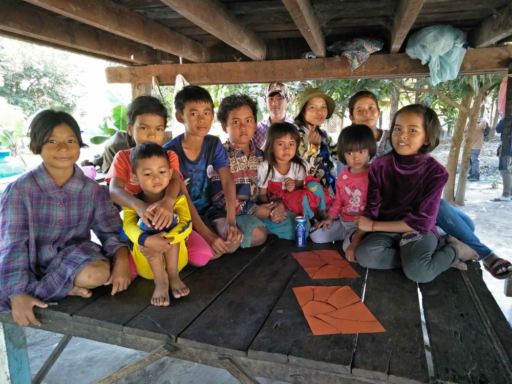 Village children during a visit from Lovers of the Holy Cross Sr. Hill Pen (Akarath Soukhaphon) Village children during a visit from Lovers of the Holy Cross Sr. Hill Pen (Akarath Soukhaphon)