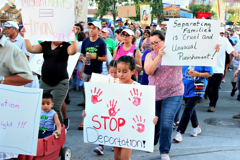 Families of El Paso, Texas, and surrounding areas walk in heat over 100 degrees on July 20 to express support for migrant families. (MVO Photography/Lulu Olvera) Families of El Paso, Texas, and surrounding areas walk in heat over 100 degrees on July 20 to express support for migrant families. (MVO Photography/Lulu Olvera)