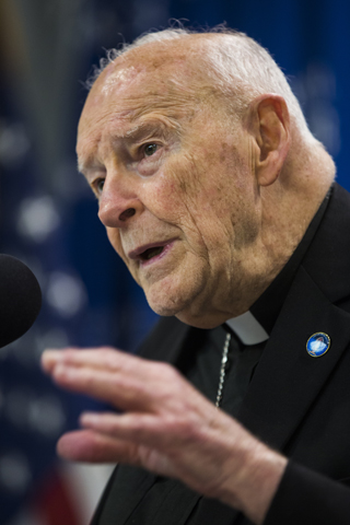 Cardinal Theodore E. McCarrick, retired archbishop of Washington, speaks during a May 10 "Newsmaker" assembly at the National Press Club in Washington. (CNS/Jim Lo Sclzo, EPA)
