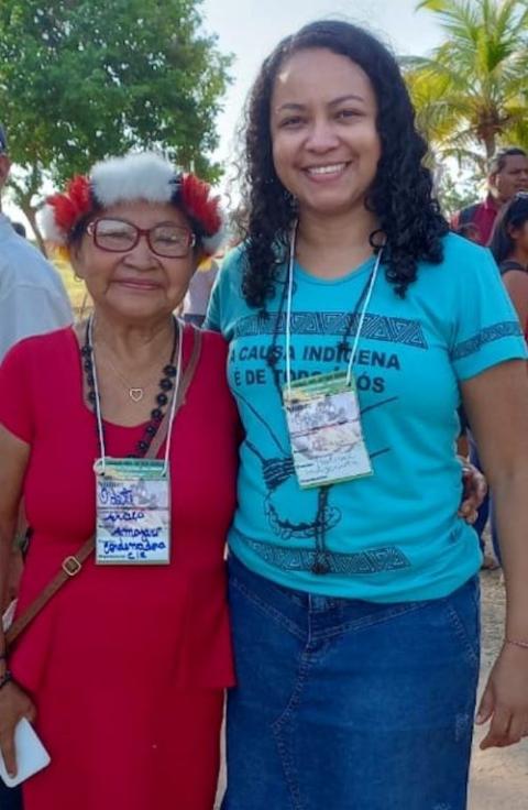 La Hna. Catarina de Sousa de Oliveira, de las Hijas del Inmaculado Corazón de María, junto a una anciana indígena en la región de Amajari del estado de Roraima, Brasil. (Foto: cortesía Joana Ortiz)