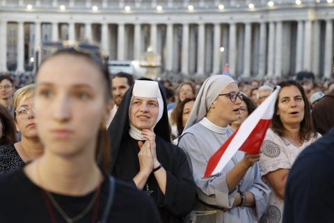 Fieles y monjas participan en "Juntos", una vigilia de oración con el papa Francisco y líderes de la Iglesia para el Sínodo de los Obispos en la Plaza de San Pedro en el Vaticano, el sábado 30 de septiembre de 2023, tres días antes de la apertura oficial de la XVI Asamblea del Sínodo de los Obispos el 4 de octubre. (Foto AP / Riccardo De Luca)