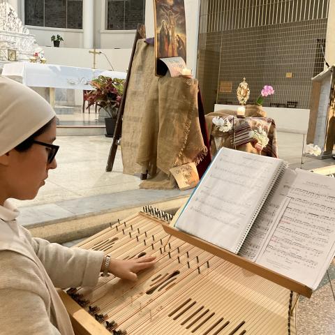 Oración por Israel y Palestina 3 Una hermana ejecuta el salterio en la jornada de oración por la paz en la Iglesia del Monasterio de la Encarnación, en Lima, Perú, el 17 de octubre. (Foto: Begoña Costillo)