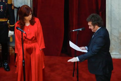 Javier Milei presta juramento como presidente de Argentina junto a la vicepresidenta saliente Cristina Fernández de Kirchner, en acto realizado en el Congreso Nacional de Buenos Aires el 10 de diciembre. (Foto: OSV/Reuters/Matías Baglietto)